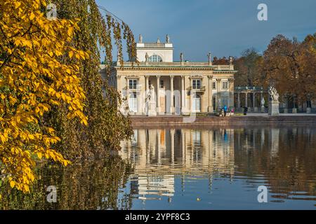 Palast am Wasser im Łazienki-Park, Herbst, Warschau, Polen Stockfoto
