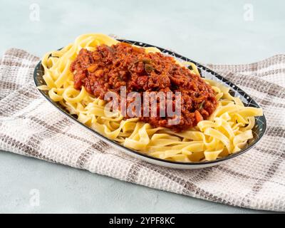 Tagliatelle mit veganem Tomatenbolognese-Ragu mit Sojaproteingranulat Stockfoto