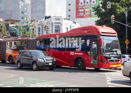 Red Commuter Bus auf der Av Insurgentes in Mexico City, Mexiko Stockfoto