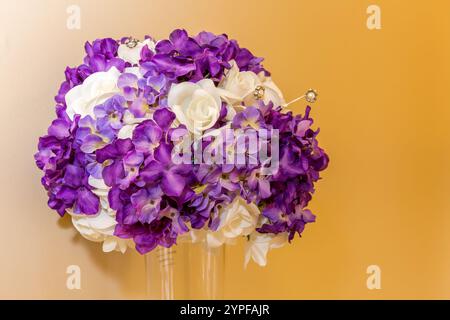 Elegante lila und weiße Textil-Brautblumen für Hochzeiten und Dekorationen Stockfoto