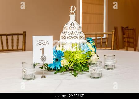 Eleganter Hochzeitstisch mit frischem Blumendesign Stockfoto