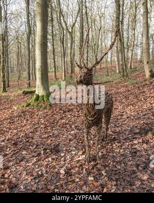 Eine von mehreren Weidenskulpturen in Skipton Woods, North Yorkshire. Der runde bewaldete Spaziergang ist in der Nähe des Stadtzentrums von Skipton. Stockfoto