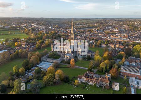 Aus der Vogelperspektive der Kathedrale von Salisbury, einer anglikanischen Kathedrale in Salisbury, Wiltshire, England. Stockfoto