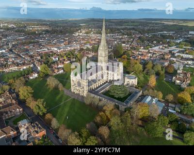 Aus der Vogelperspektive der Kathedrale von Salisbury, einer anglikanischen Kathedrale in Salisbury, Wiltshire, England. Stockfoto