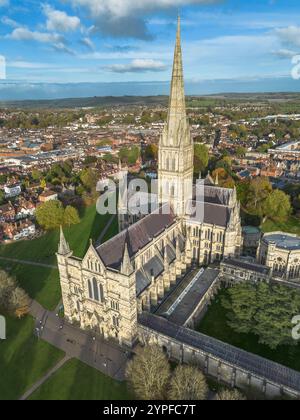 Aus der Vogelperspektive der Kathedrale von Salisbury, einer anglikanischen Kathedrale in Salisbury, Wiltshire, England. Stockfoto