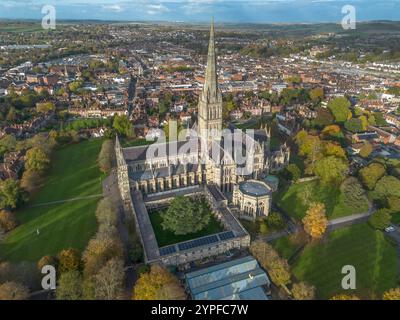 Aus der Vogelperspektive der Kathedrale von Salisbury, einer anglikanischen Kathedrale in Salisbury, Wiltshire, England. Stockfoto