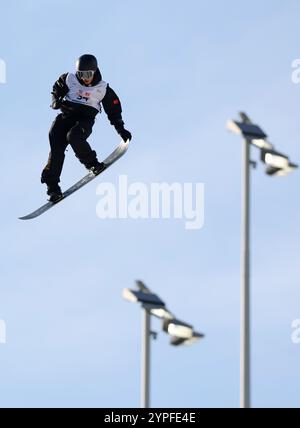 Peking, China. November 2024 30. Yang Wenlong aus China tritt während der Qualifikation der Männer beim FIS Snowboard Big Air World Cup 2025 am Big Air Shougang in Peking, Hauptstadt Chinas, am 30. November 2024 an. Quelle: Zhang Chenlin/Xinhua/Alamy Live News Stockfoto