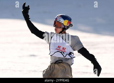 Peking, China. November 2024 30. SU Yiming of China reagiert während der Qualifikation der Männer beim FIS Snowboard Big Air World Cup 2025 im Big Air Shougang in Peking, Hauptstadt Chinas, am 30. November 2024. Quelle: Zhang Chenlin/Xinhua/Alamy Live News Stockfoto