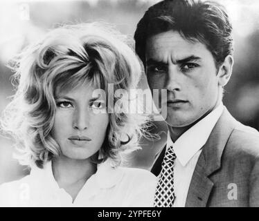 MONICA VITTI als Vittoria und ALAIN DELON als Piero in einem Publicity-Porträt von L’ECLISSE Regisseur MICHELANGELO ANTONIONI Story MICHELANGELO ANTONIONI und TONINO GUERRA Cineriz/Interopa Film/Paris Film Stockfoto