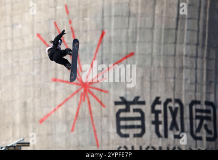 Peking, China. November 2024 30. Xiong Shirui aus China tritt während der Qualifikation der Frauen beim FIS Snowboard Big Air World Cup 2025 am Big Air Shougang in Peking, Hauptstadt Chinas, am 30. November 2024 an. Quelle: Zhang Chenlin/Xinhua/Alamy Live News Stockfoto