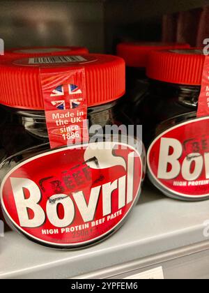 Gläser mit Bovril in einem Supermarktregel in Schottland, in denen behauptet wird, dass „Made in the UK since 1886“, „Beef“ und „High Protein Beef Paste“ und eine britische Flagge zu sehen ist Stockfoto