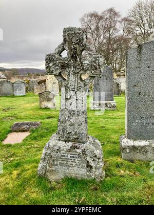 Ein alter Grabstein mit einem keltischen Kreuz auf dem Friedhof des Friedhofs in Cromdale bei Grantown-on-Spey, Schottland Stockfoto