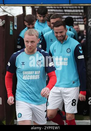 Jack Grimmer (links) und Matt Butcher der Wycombe Wanderers machen sich auf den Weg zum Aufwärmtraining vor dem Spiel der zweiten Runde des Emirates FA Cup im Grosvenor Vale, Ruislip. Bilddatum: Samstag, 30. November 2024. Stockfoto