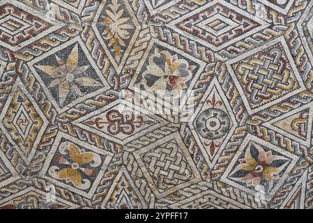 Mosaik mit geometrischen Mustern im Nationalmuseum für Römische Kunst in Merida, Spanien Stockfoto