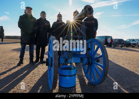 Zielitz, Deutschland. November 2024 30. Mitglieder des Magdeburger Schießvereins Ravelin 2 stehen hinter ihrer Kanone auf der Kalikiste. Schützen aus verschiedenen Clubs und Schießzünften aus Sachsen-Anhalt Feuer zu Ehren der Heiligen Barbara von Nicomedia, Schutzpatronin der Bergleute, Baumeister, Turmwächter, Feuerwehrleute, Artilleristen, Glockengründer und Blaster. Quelle: Peter Gercke/dpa-Zentralbild/dpa/Alamy Live News Stockfoto