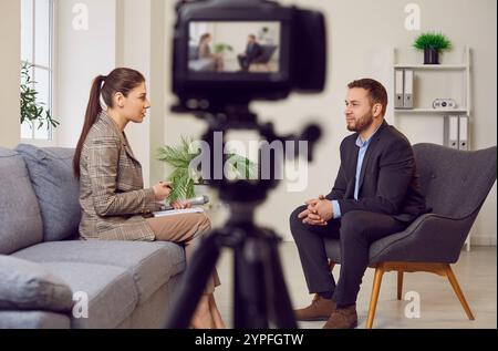 Nahaufnahme einer professionellen Kamera, die Live-Podcast-Video-Interview mit zwei Bloggern aufnimmt. Stockfoto