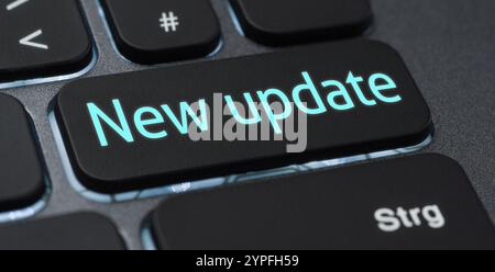 Beleuchtete Tastatur mit einer beschrifteten Taste – Neues Update Stockfoto