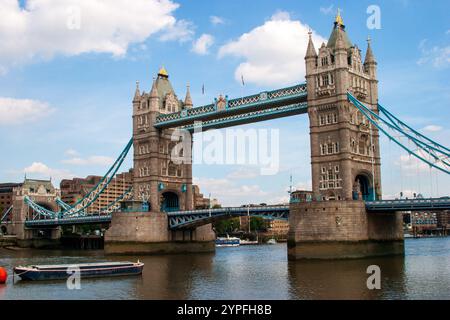 Die Tower Bridge ist eine denkmalgeschützte kombinierte Klapp- und Hängebrücke in London, die zwischen 1886 und 1894 gebaut wurde und von Horace Jones entworfen wurde Stockfoto