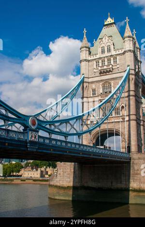 Die Tower Bridge ist eine denkmalgeschützte kombinierte Klapp- und Hängebrücke in London, die zwischen 1886 und 1894 gebaut wurde und von Horace Jones entworfen wurde Stockfoto