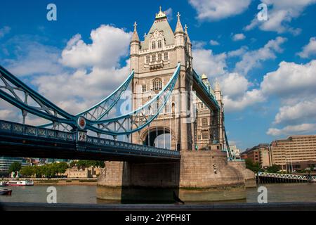 Die Tower Bridge ist eine denkmalgeschützte kombinierte Klapp- und Hängebrücke in London, die zwischen 1886 und 1894 gebaut wurde und von Horace Jones entworfen wurde Stockfoto