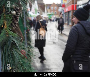 Abingdon, Großbritannien. November 2024 30. Besucher besuchen die Verkaufsstände der Community Christmas Extravaganza im Stadtzentrum von Abingdon. Quelle: Angela SwannAlamy Live News Stockfoto