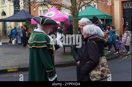 Abingdon, Großbritannien. November 2024 30. Der Stadtschwärmer unterhält sich mit Besuchern der Community Christmas Extravaganza im Stadtzentrum von Abingdon. Quelle: Angela SwannAlamy Live News Stockfoto