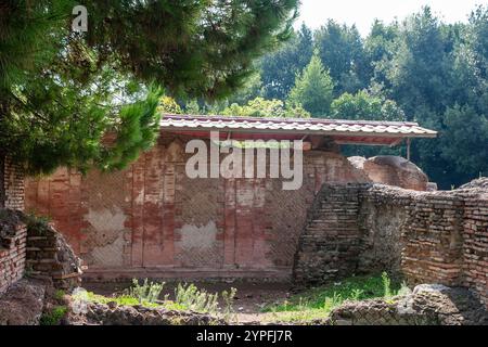 Römische Architektur in Ostio Antica. Ostia Antica war eine antike römische Stadt und der Hafen von Rom an der Tibermündung. Es ist für Th bekannt Stockfoto
