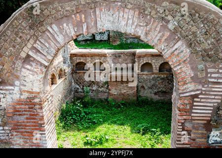 Römische Architektur in Ostio Antica. Ostia Antica war eine antike römische Stadt und der Hafen von Rom an der Tibermündung. Es ist für Th bekannt Stockfoto