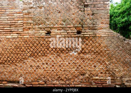 Römische Architektur in Ostio Antica. Ostia Antica war eine antike römische Stadt und der Hafen von Rom an der Tibermündung. Es ist für Th bekannt Stockfoto