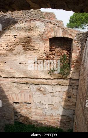 Römische Architektur in Ostio Antica. Ostia Antica war eine antike römische Stadt und der Hafen von Rom an der Tibermündung. Es ist für Th bekannt Stockfoto