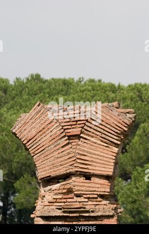 Römische Architektur in Ostio Antica. Ostia Antica war eine antike römische Stadt und der Hafen von Rom an der Tibermündung. Es ist für Th bekannt Stockfoto