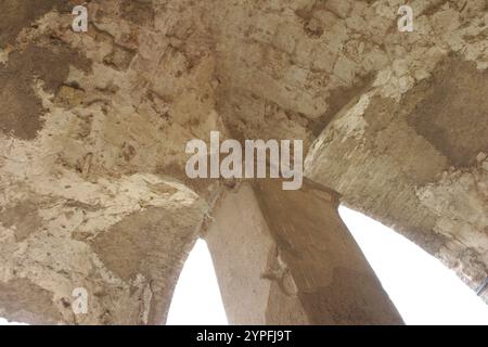 Römische Architektur in Ostio Antica. Ostia Antica war eine antike römische Stadt und der Hafen von Rom an der Tibermündung. Es ist für Th bekannt Stockfoto