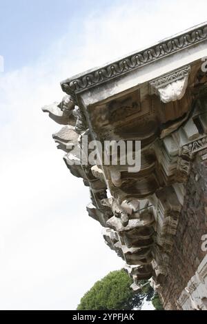 Römische Architektur in Ostio Antica. Ostia Antica war eine antike römische Stadt und der Hafen von Rom an der Tibermündung. Es ist für Th bekannt Stockfoto