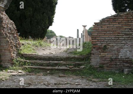 Römische Architektur in Ostio Antica. Ostia Antica war eine antike römische Stadt und der Hafen von Rom an der Tibermündung. Es ist für Th bekannt Stockfoto