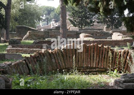 Römische Architektur in Ostio Antica. Ostia Antica war eine antike römische Stadt und der Hafen von Rom an der Tibermündung. Es ist für Th bekannt Stockfoto