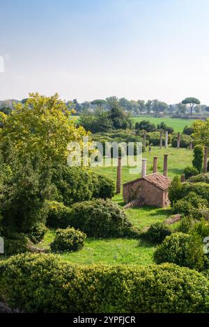 Beispiel für römische Säulen in Ostio Antica bei Rom Italien. Ostia Antica war eine antike römische Stadt und der Hafen von Rom Stockfoto