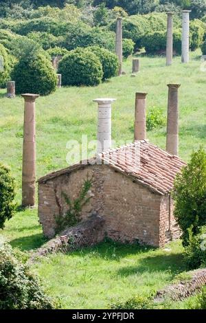 Beispiel für römische Säulen in Ostio Antica bei Rom Italien. Ostia Antica war eine antike römische Stadt und der Hafen von Rom Stockfoto