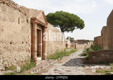 Beispiel für römische Säulen in Ostio Antica bei Rom Italien. Ostia Antica war eine antike römische Stadt und der Hafen von Rom Stockfoto