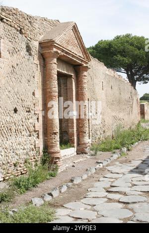 Beispiel für römische Säulen in Ostio Antica bei Rom Italien. Ostia Antica war eine antike römische Stadt und der Hafen von Rom Stockfoto