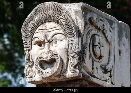 Theatermasken, Teil der architektonischen Dekoration des Theaters in der antiken Stadt Ostia Antica außerhalb von Rom, Italien Stockfoto