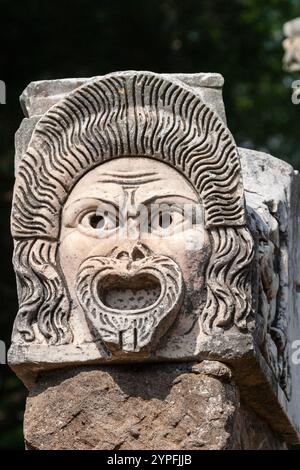 Theatermasken, Teil der architektonischen Dekoration des Theaters in der antiken Stadt Ostia Antica außerhalb von Rom, Italien Stockfoto