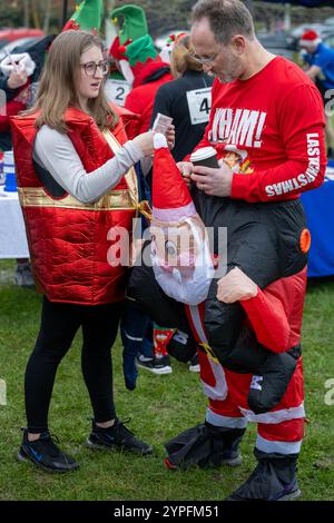 Brentwood Essex 30. November 2024 festlicher Mental 'Elf Fun Run zur Unterstützung der Mental Health Charity Mind; im Weald Park, Brentwood Essex Credit: Ian Davidson/Alamy Live News Stockfoto