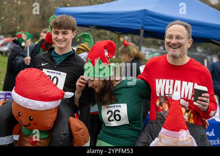 Brentwood Essex 30. November 2024 festlicher Mental 'Elf Fun Run zur Unterstützung der Mental Health Charity Mind; im Weald Park, Brentwood Essex Credit: Ian Davidson/Alamy Live News Stockfoto