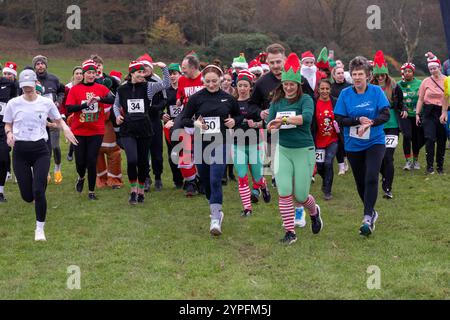 Brentwood Essex 30. November 2024 festlicher Mental 'Elf Fun Run zur Unterstützung der Mental Health Charity Mind; im Weald Park, Brentwood Essex Credit: Ian Davidson/Alamy Live News Stockfoto