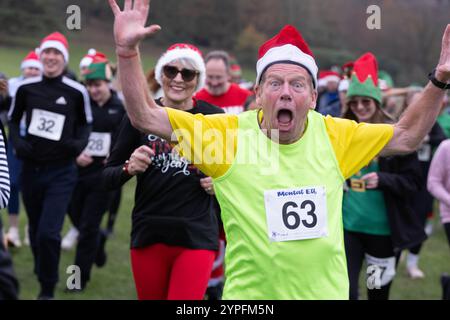 Brentwood Essex 30. November 2024 festlicher Mental 'Elf Fun Run zur Unterstützung der Mental Health Charity Mind; im Weald Park, Brentwood Essex Credit: Ian Davidson/Alamy Live News Stockfoto