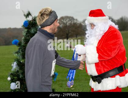 Brentwood Essex 30. November 2024 festlicher Mental 'Elf Fun Run zur Unterstützung der Mental Health Charity Mind; im Weald Park, Brentwood Essex Credit: Ian Davidson/Alamy Live News Stockfoto