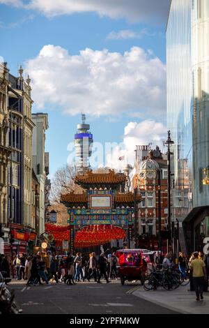 Chinatown Gate mit BT Tower im Hintergrund, Wardour Street, London, Großbritannien Stockfoto