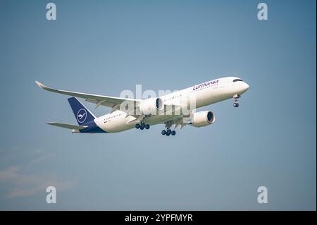 22.10.2024, Singapur, Republik Singapur, Asien - Ein Passagierflugzeug der Lufthansa German Airlines Airbus A350-941 nähert sich dem Flughafen Changi an. Stockfoto