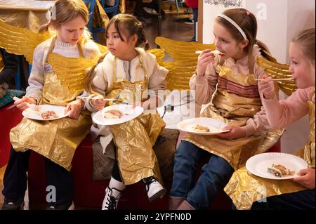 Muenchen, bei der Eroeffnung der 30. Himmelswerkstatt im Rathaus lassen sich die Engel die Torte schmecken *** München, die Engel genießen den Kuchen bei der Eröffnung der himmlischen Werkstatt 30 im Rathaus Stockfoto