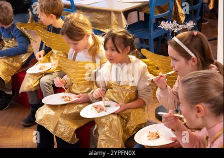 Muenchen, bei der Eroeffnung der 30. Himmelswerkstatt im Rathaus lassen sich die Engel die Torte schmecken *** München, die Engel genießen den Kuchen bei der Eröffnung der himmlischen Werkstatt 30 im Rathaus Stockfoto